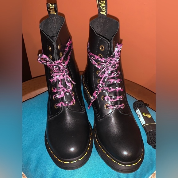 Dr Martens Black smooth leather heeled ankle boot Ladies size 7 - Picture 1 of 8